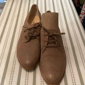 Natural/tan shoes/ oxfords with a western vibe. Paul Green size 7.5